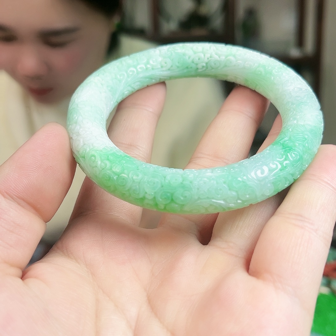 翡翠颈饰未镶嵌手镯