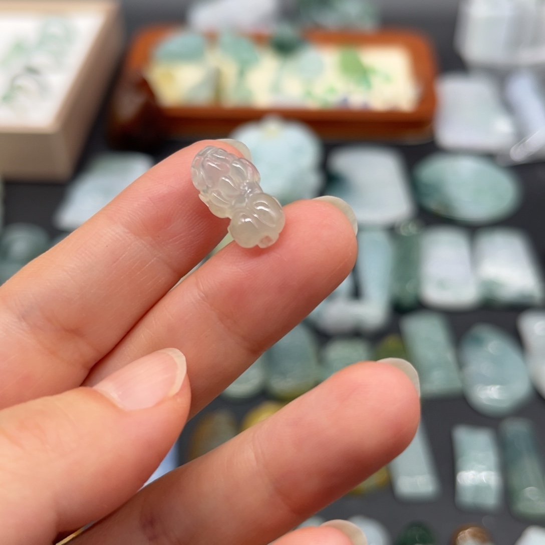 天***x翡翠未镶嵌颈饰貔貅