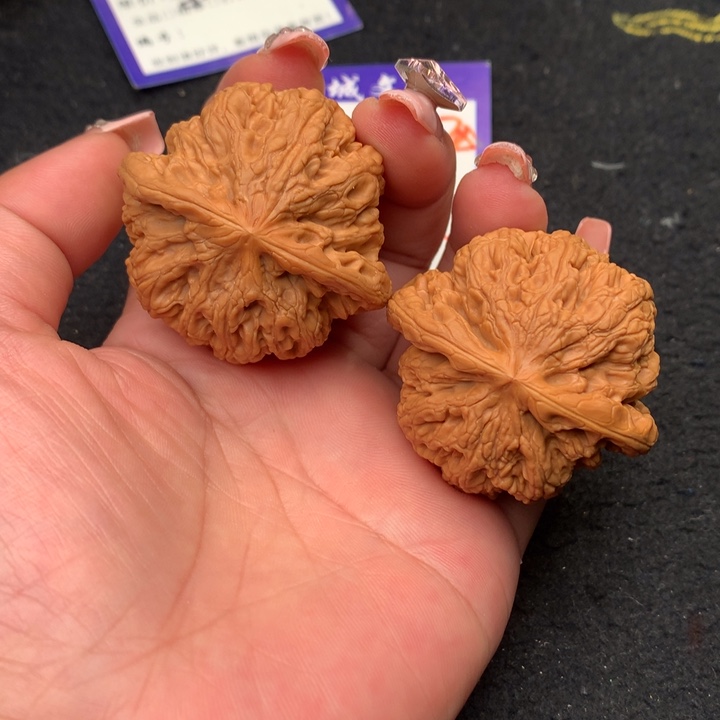 文玩核桃吊坠25号44粗筋