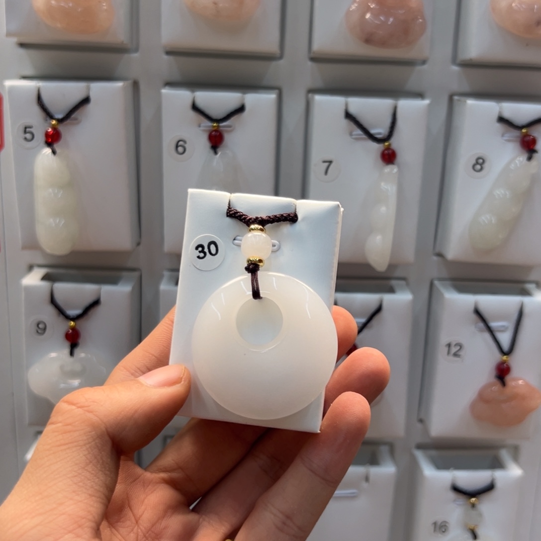 幸***味石英质玉（天山翠）合金颈饰