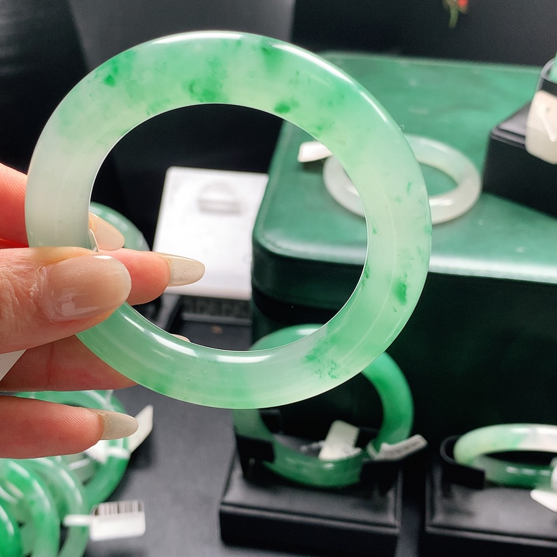 石英质玉手镯未镶嵌M**?