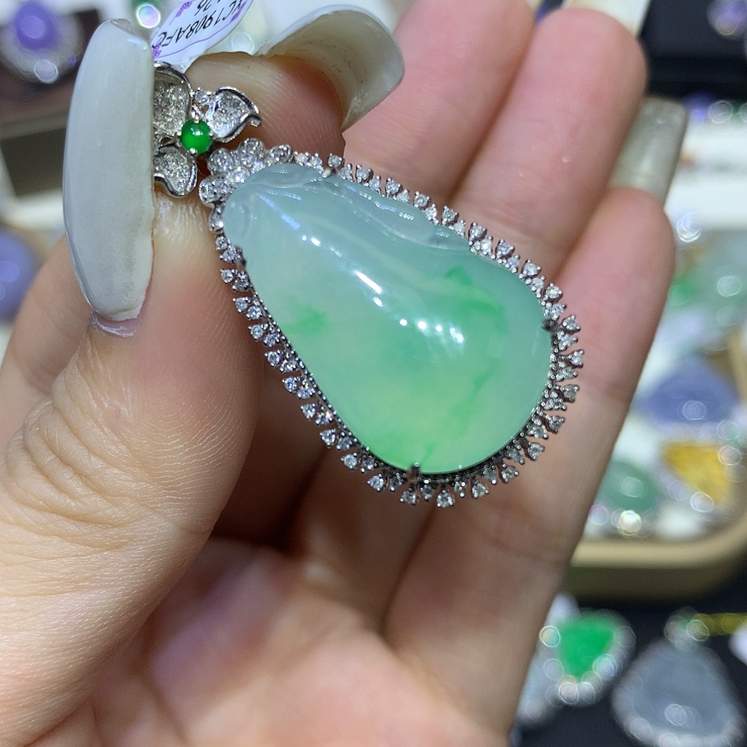 翡翠18K金镶嵌颈饰