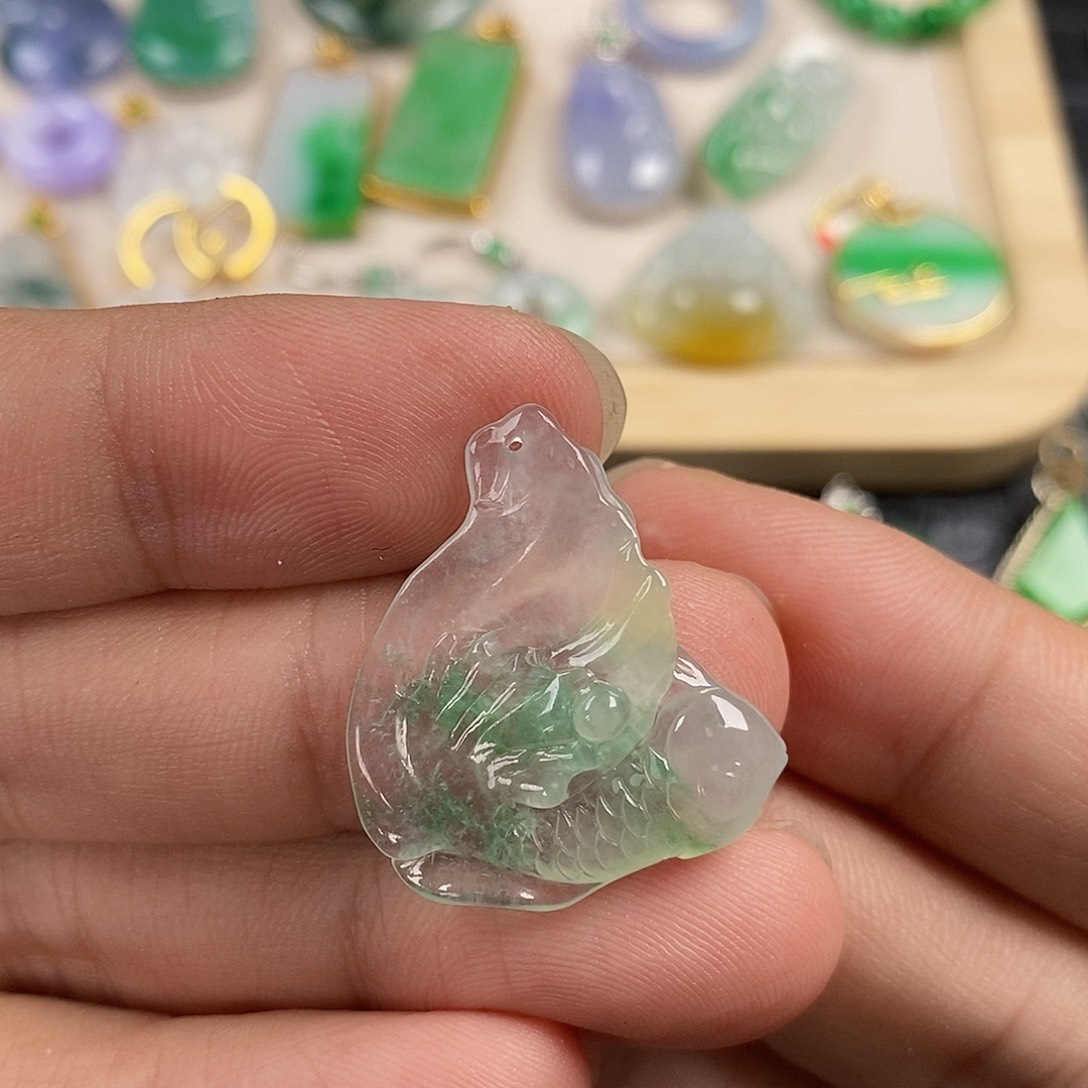 翡翠未镶嵌颈饰倚*翡翠