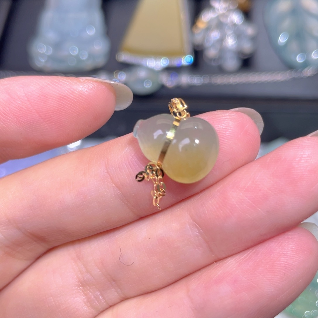 翡翠18K金镶嵌颈饰翡翠