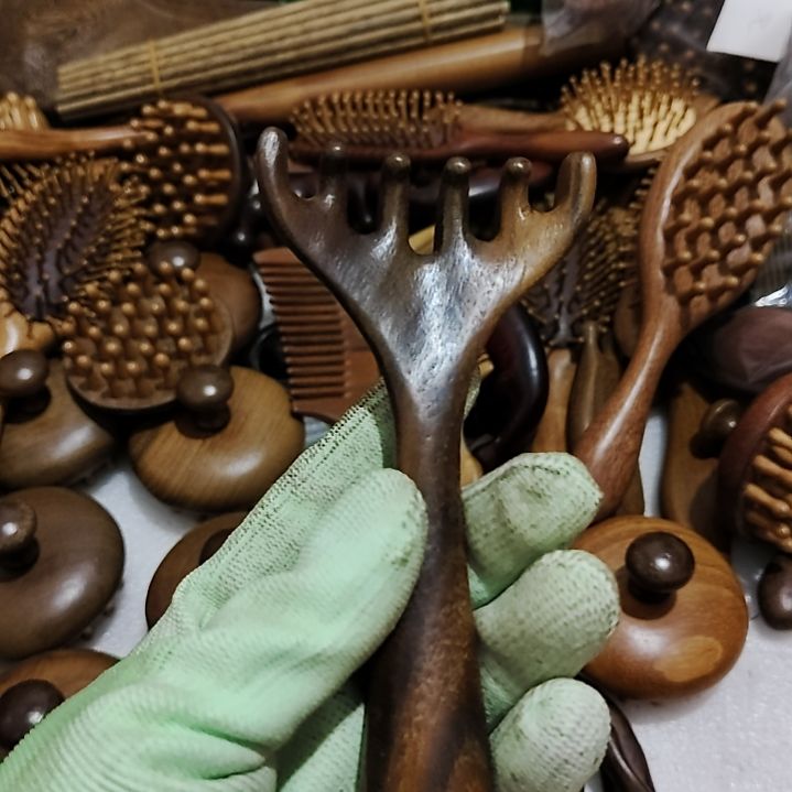 金丝绿檀鹿角按摩梳