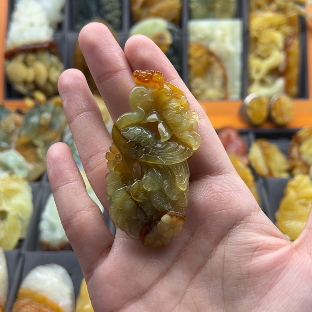 蛇纹石玉颈饰未镶嵌