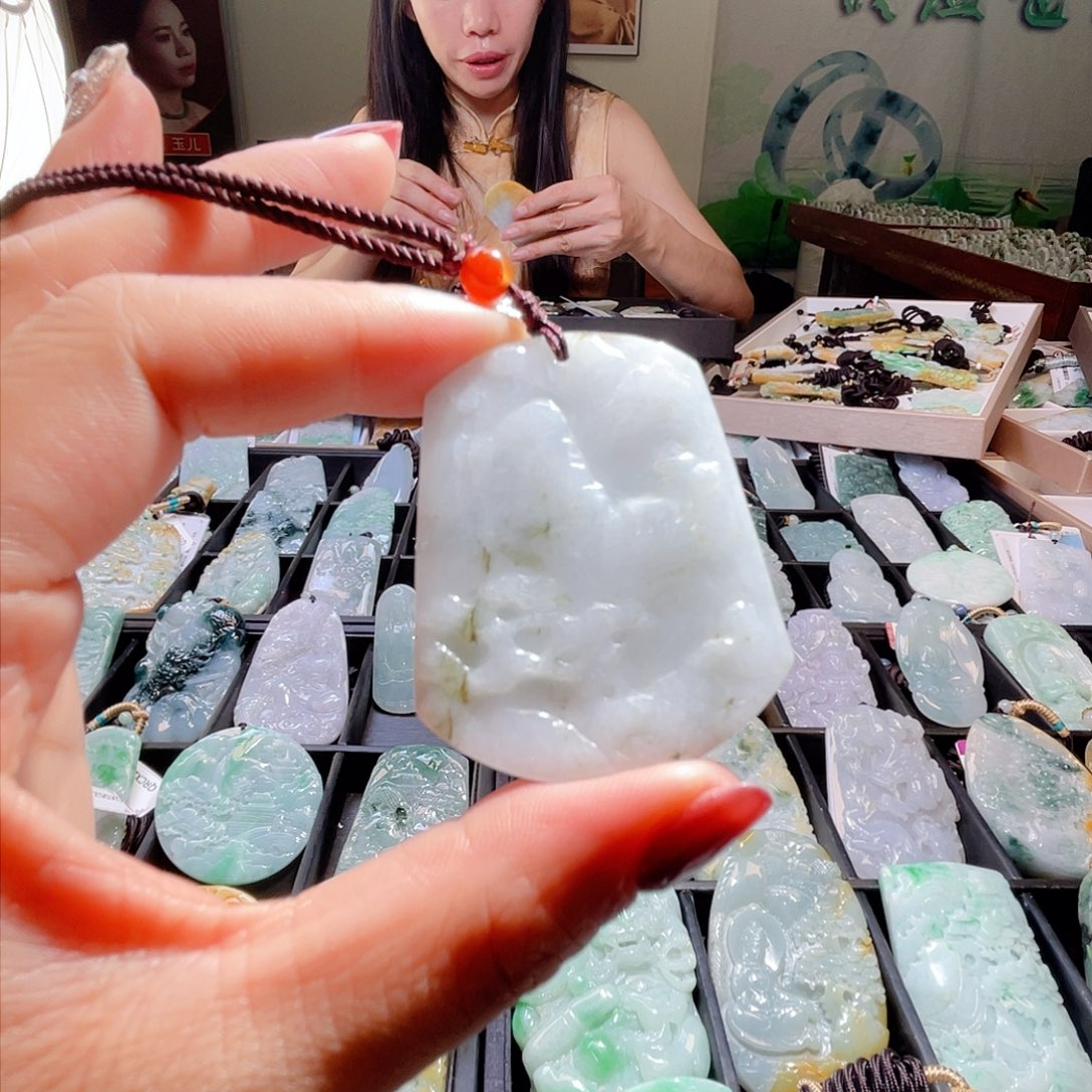 翡翠未镶嵌颈饰一个