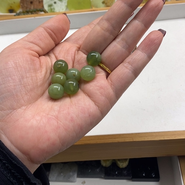 七***生蛇纹石玉未镶嵌颈饰