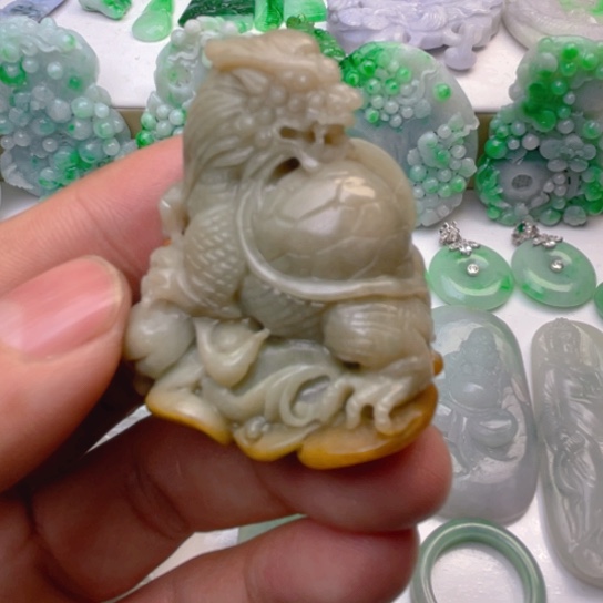 翡翠颈饰未镶嵌翡翠