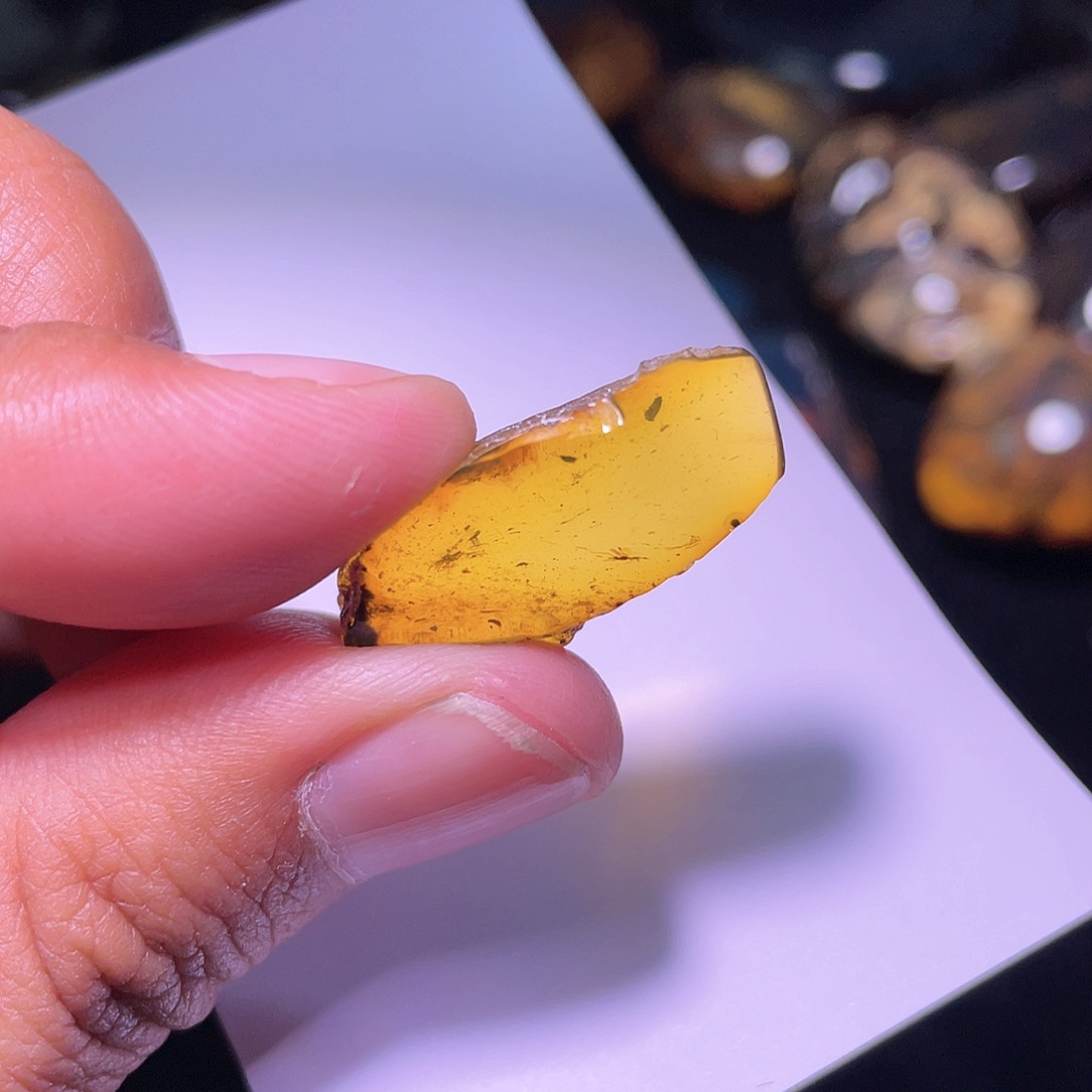 琥珀裸石未镶嵌，