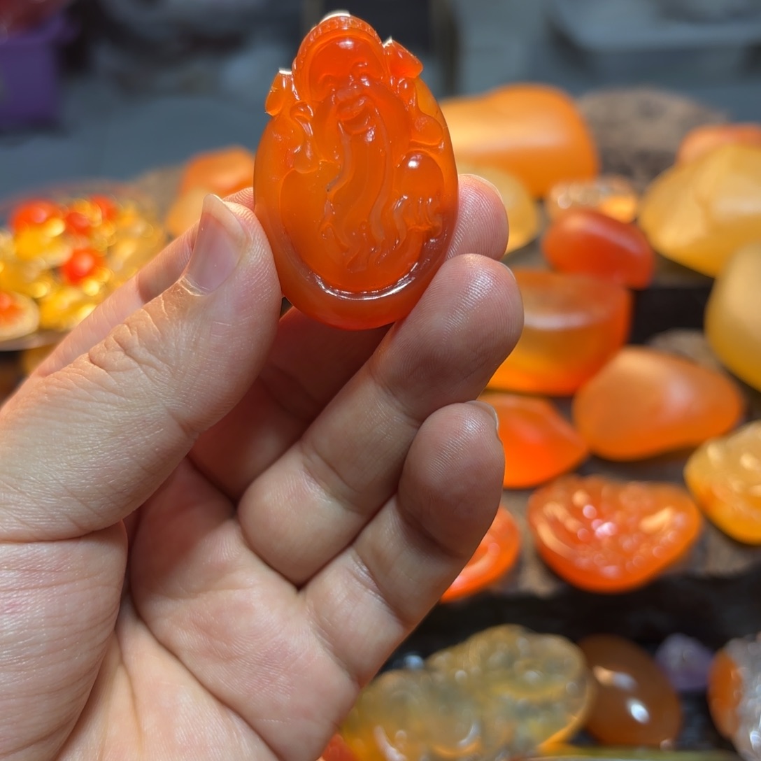 石英质玉挂件未镶嵌懵**?