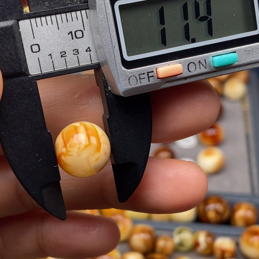 裸石琥珀未镶嵌圆珠