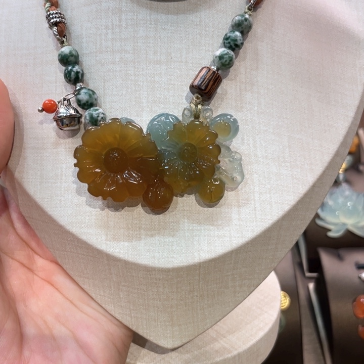 蛇纹石玉颈饰未镶嵌