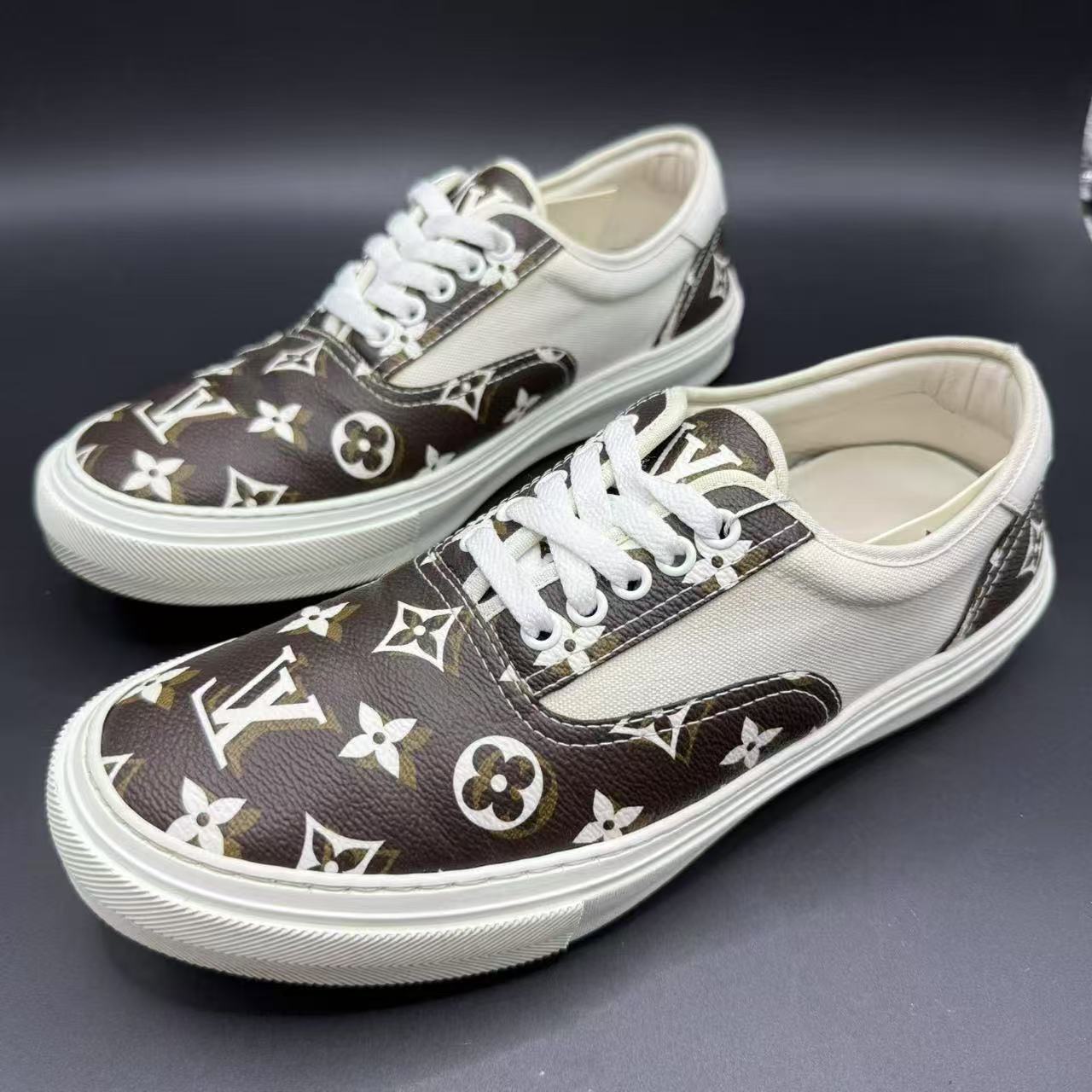 95新 LouisVuitton/路易威登 男时尚白棕老花板鞋41.5欧码 lo322s