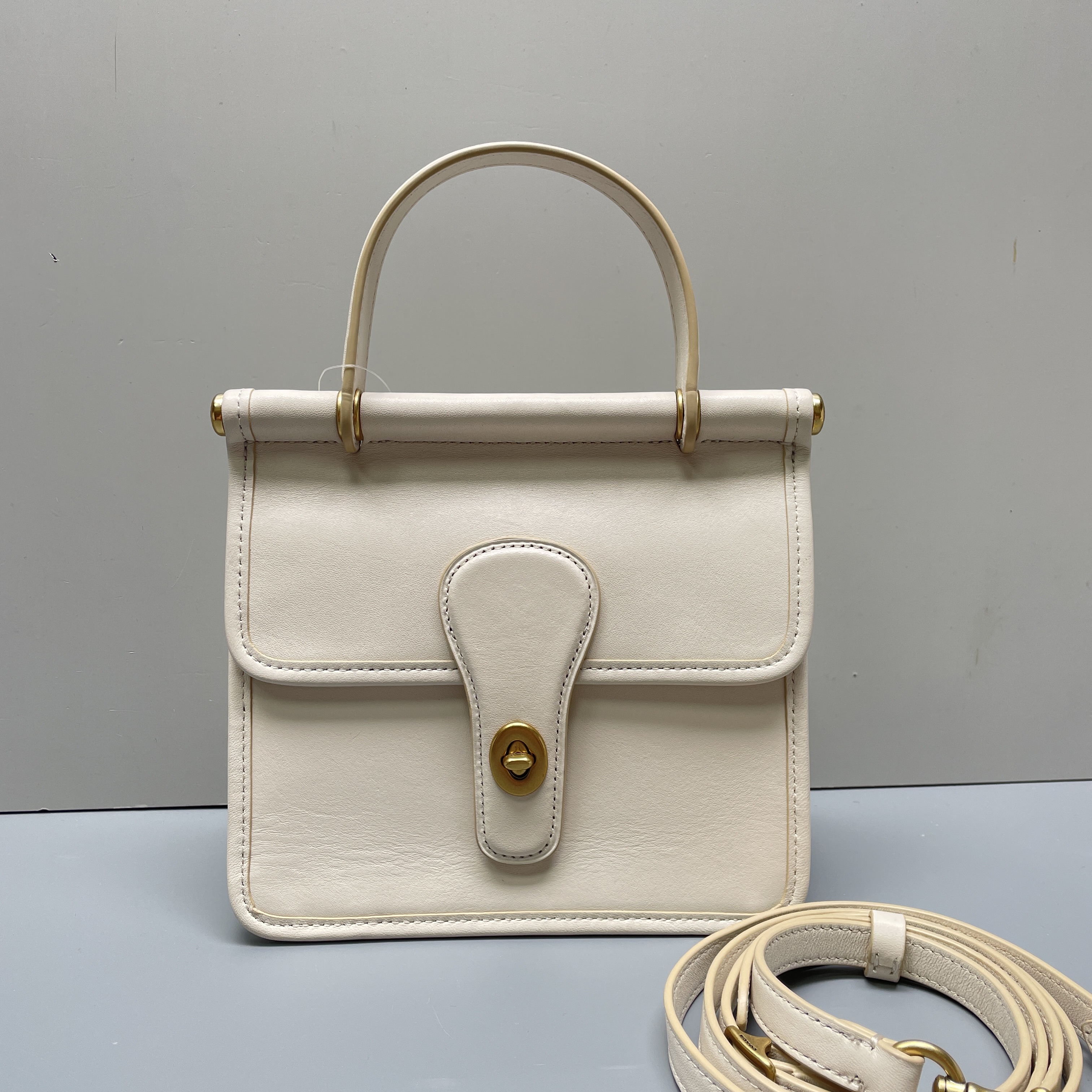 95新 COACH/蔻驰 willis18白色手提包小方包18*16*8cmEM120207