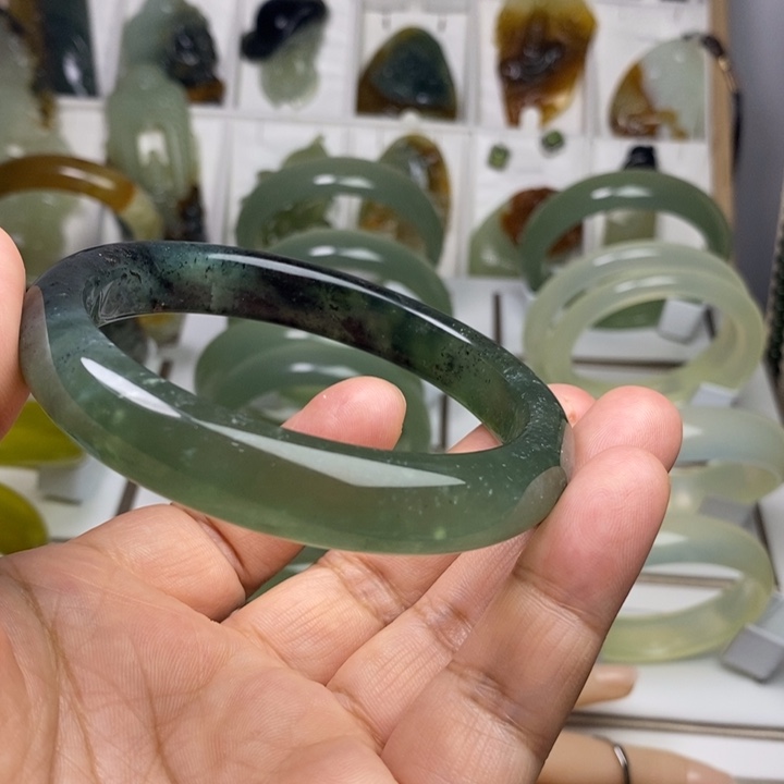 蛇纹石玉未镶嵌手镯