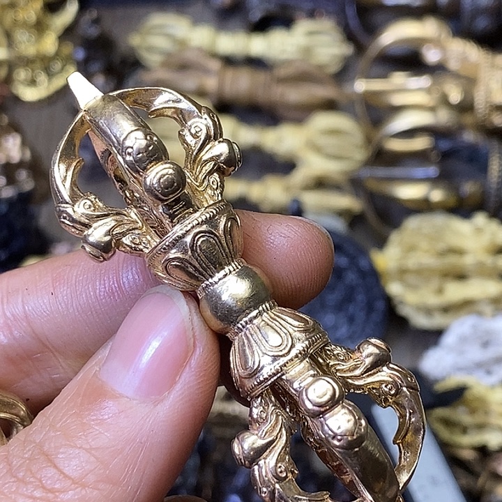 青铜中股有点不平德格