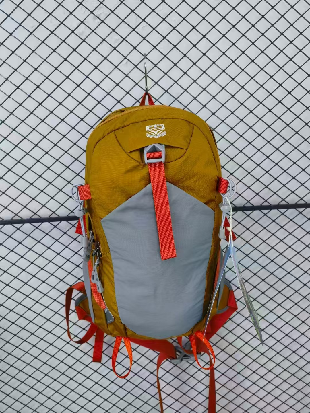30升悬浮系统户外徒步登山包旅行轻便防水背包轻量化双肩包爬山