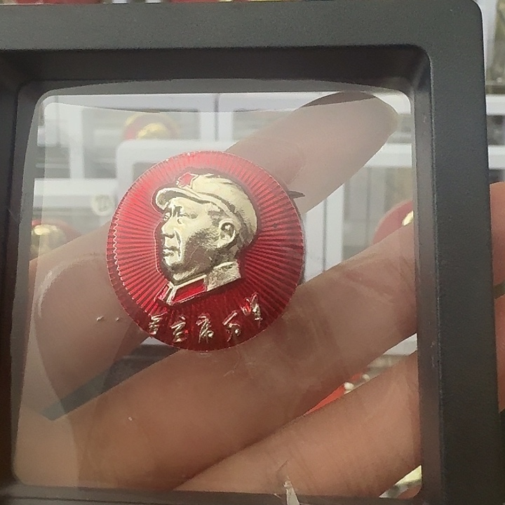 鹅***鹅其他普通金属红色收藏纪念章