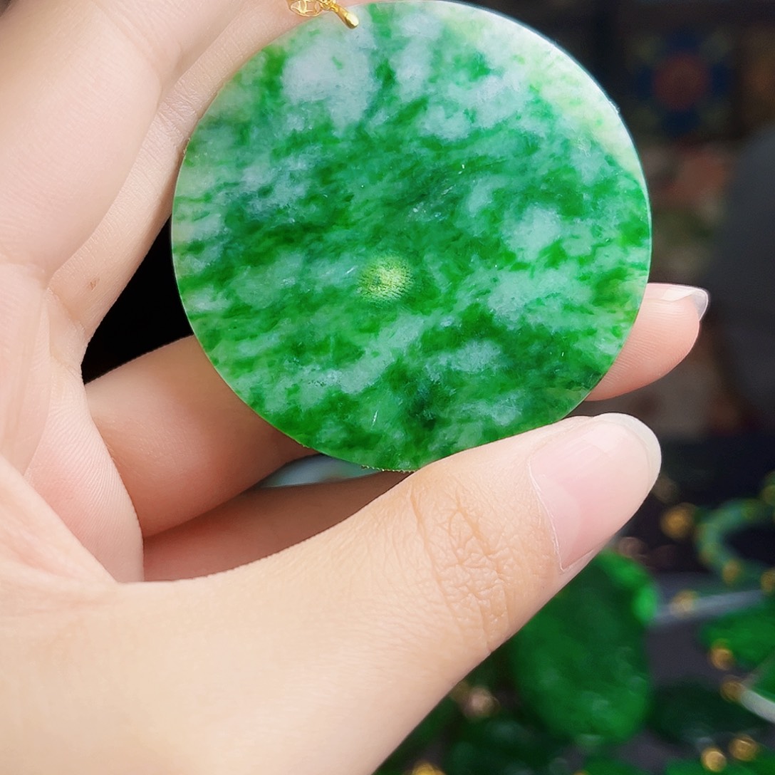 颈饰18K金镶嵌翡翠多样性