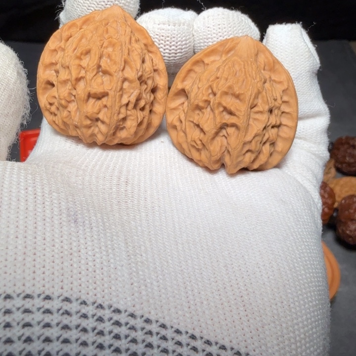 文玩核桃吊坠金牛编号8836，36-34-36