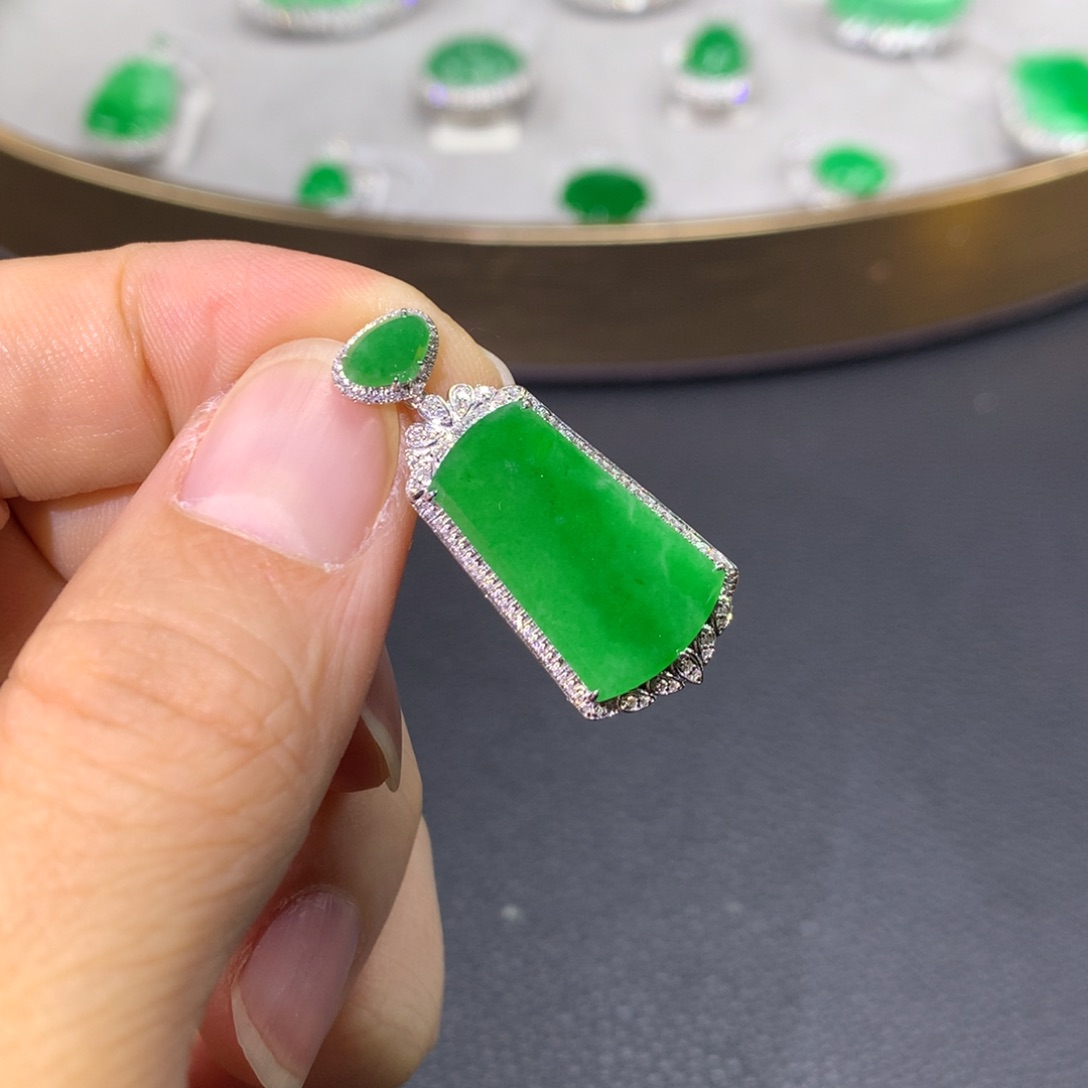 翡翠颈饰18K金镶嵌翡翠