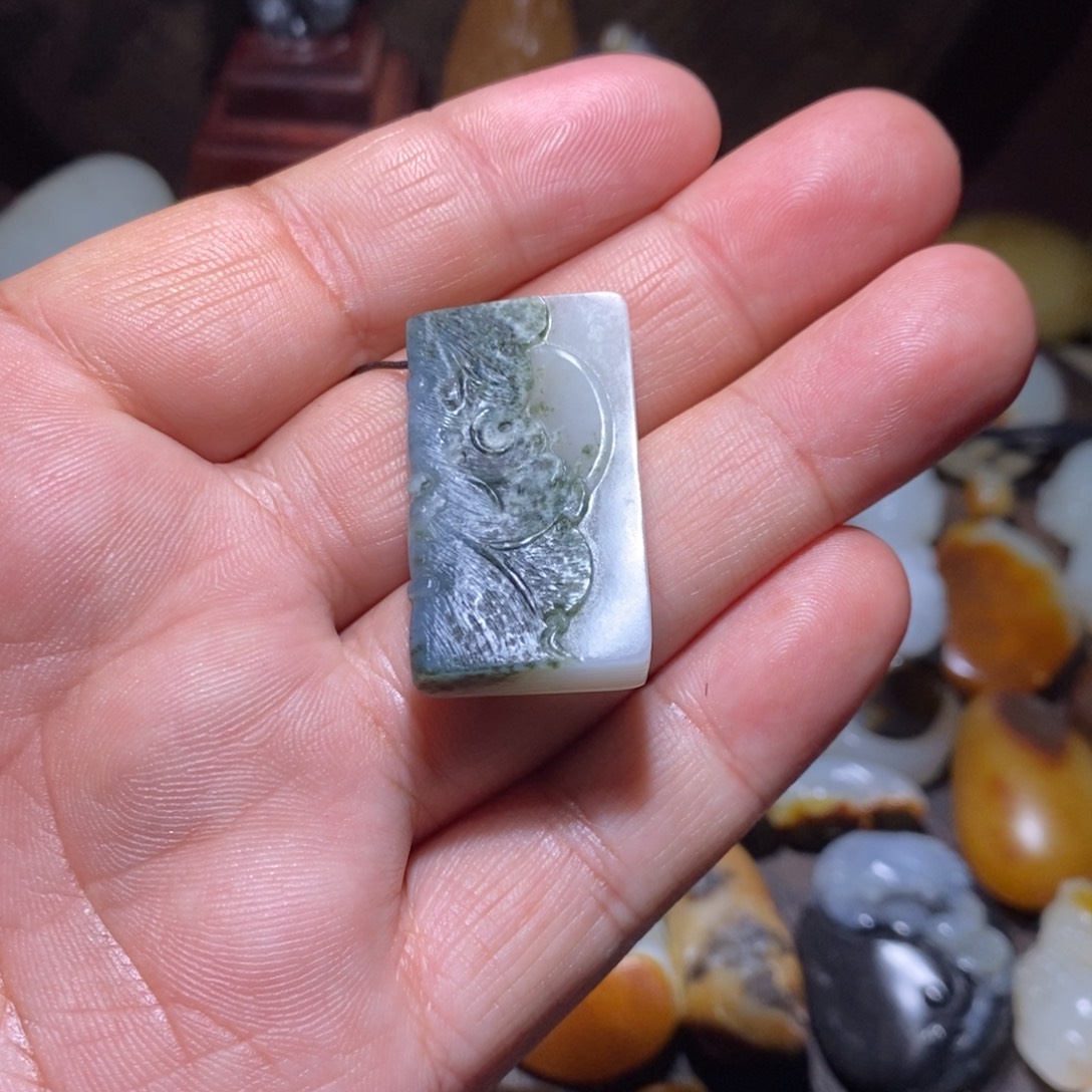 孟***优和田玉未镶嵌颈饰