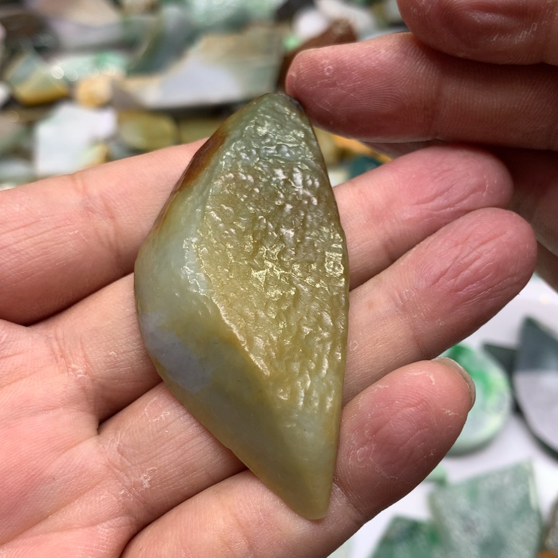 翡翠颈饰未镶嵌翡翠