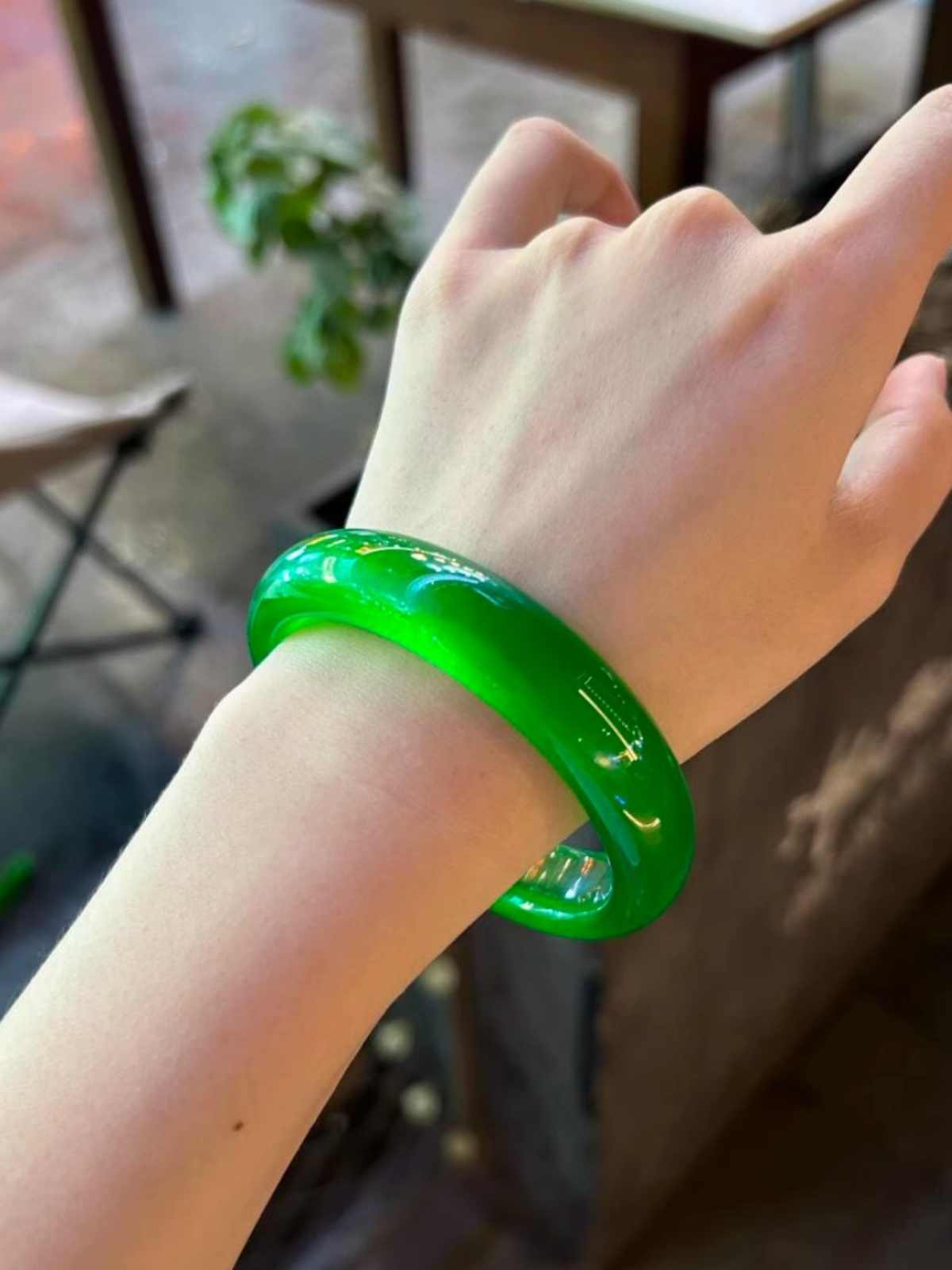 天然冰透祖母绿玉手镯玉镯阳绿玉石镯子女款冰种石英岩玉镯送礼物