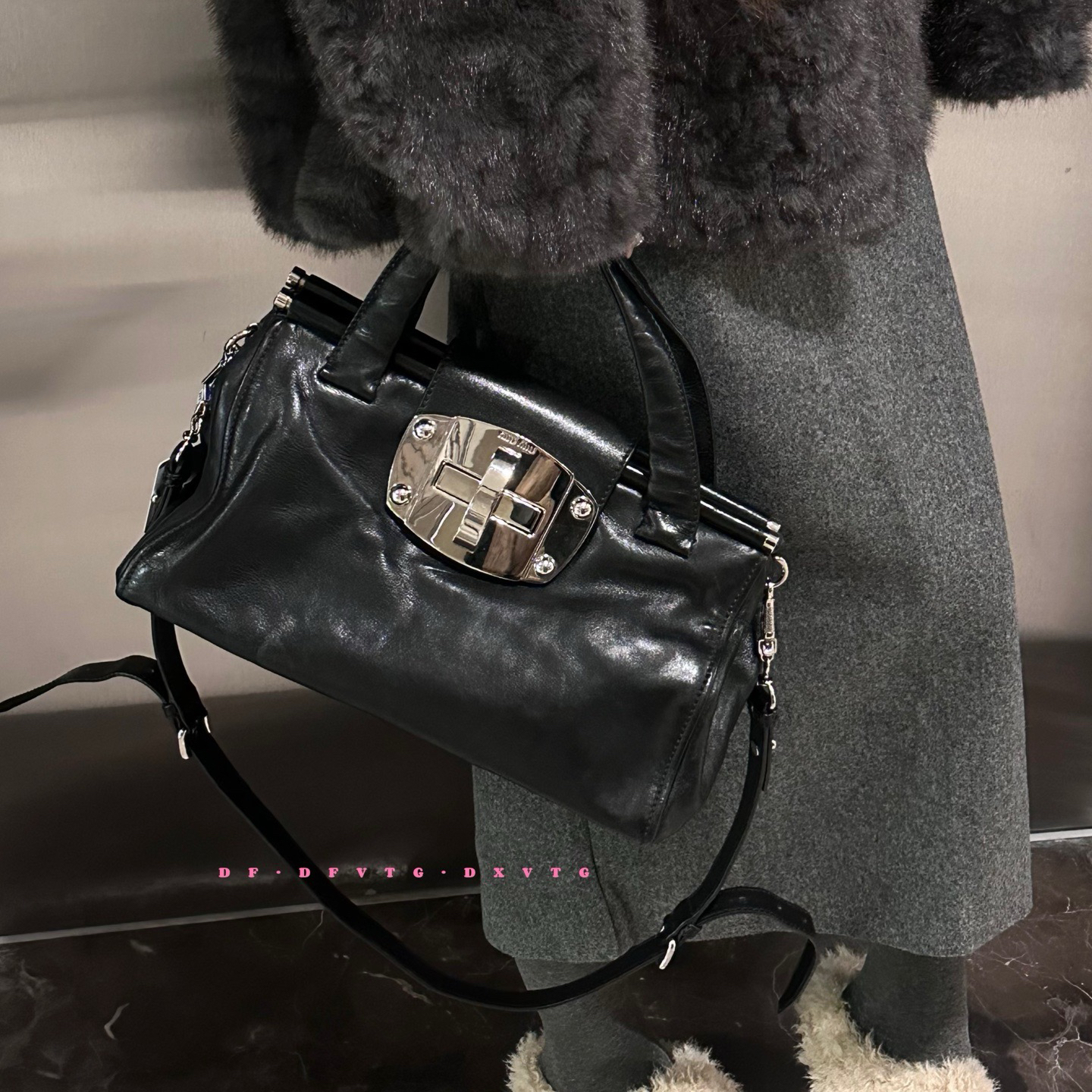 95新 MIU MIU/缪缪 miumiu 黑银油蜡旋扣斜挎包