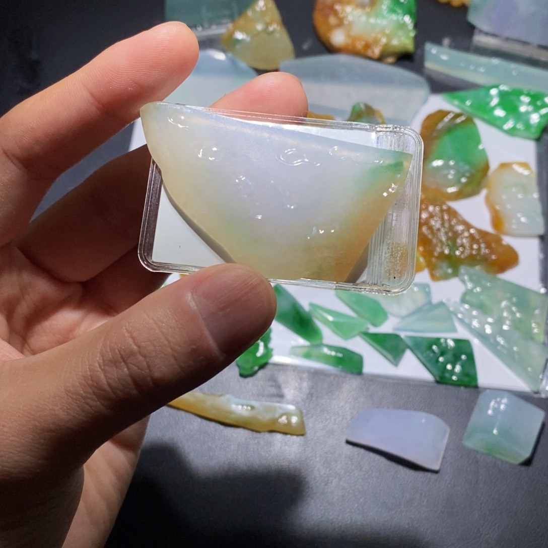 定制翡翠未镶嵌红加绿飘花牌