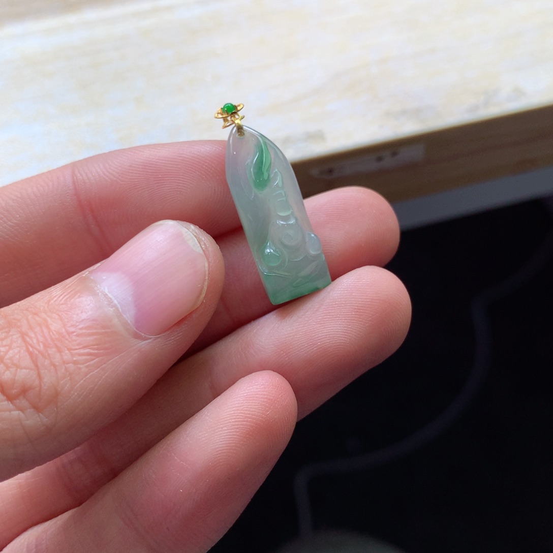 翡翠颈饰18K金镶嵌吊坠