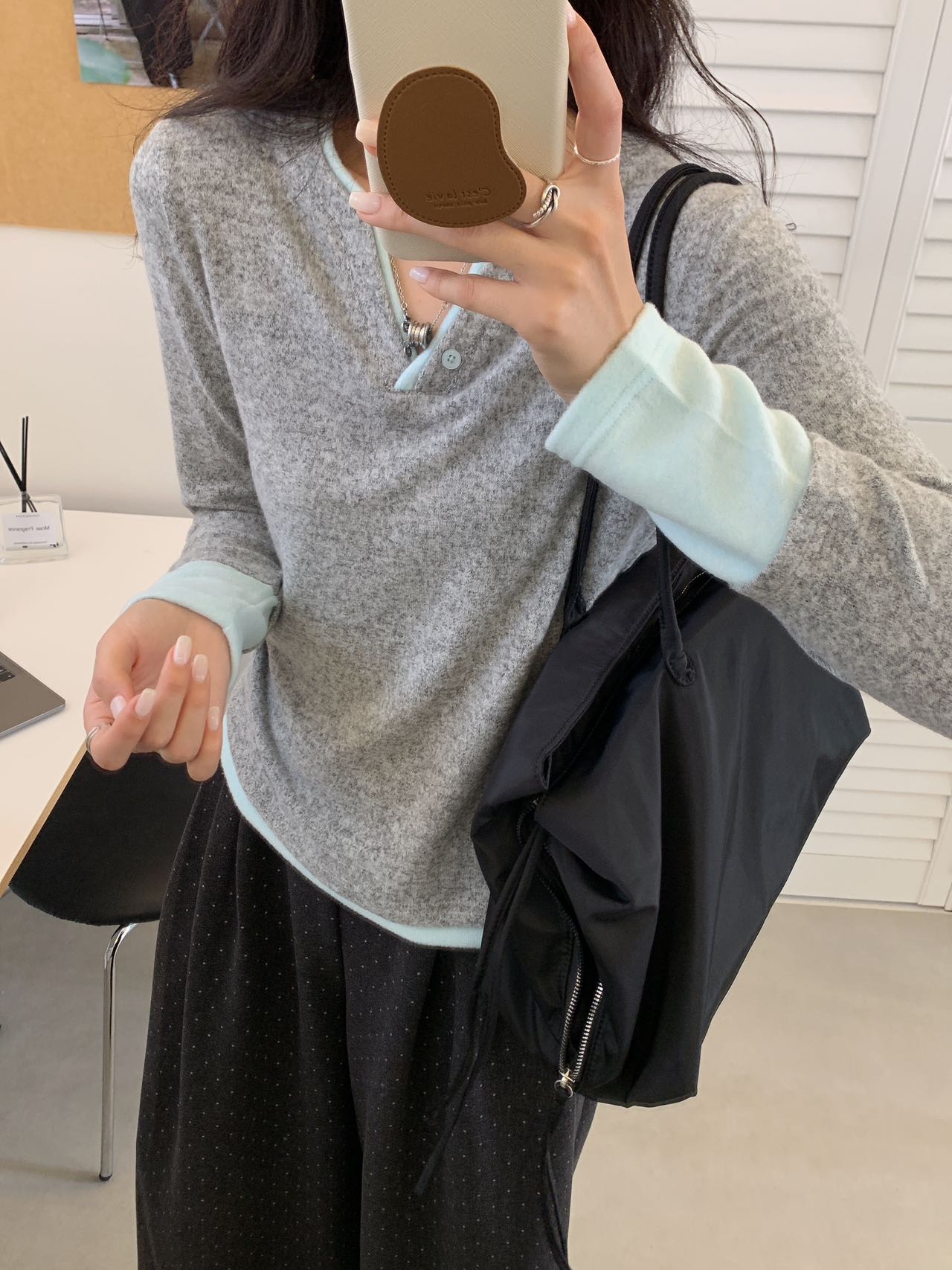 （双色拼接）新款V领设计针织感秋冬女慵懒假两件百搭打底衫ol