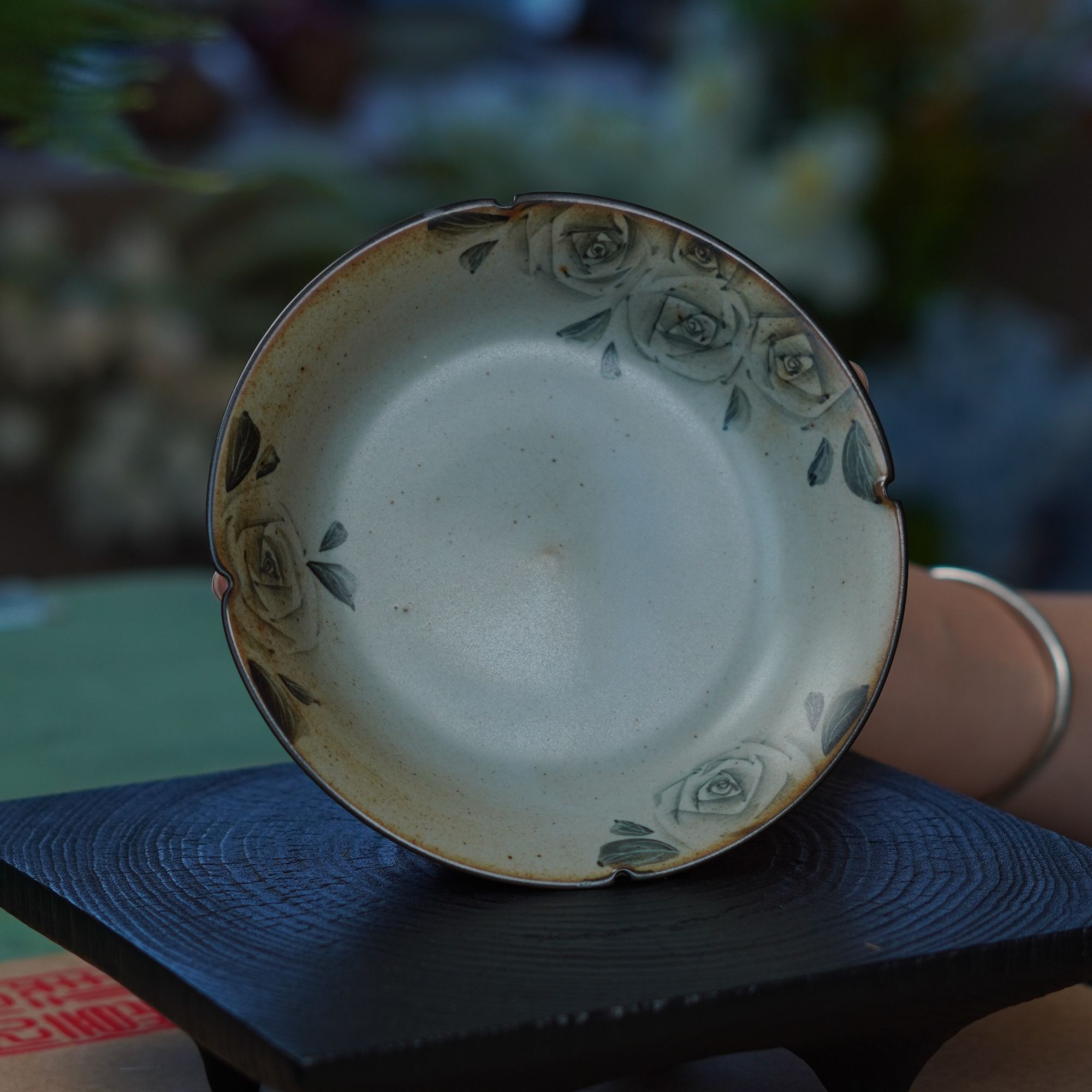 玫瑰仿古铁点壶承-釉下纯手绘玫瑰花壶承