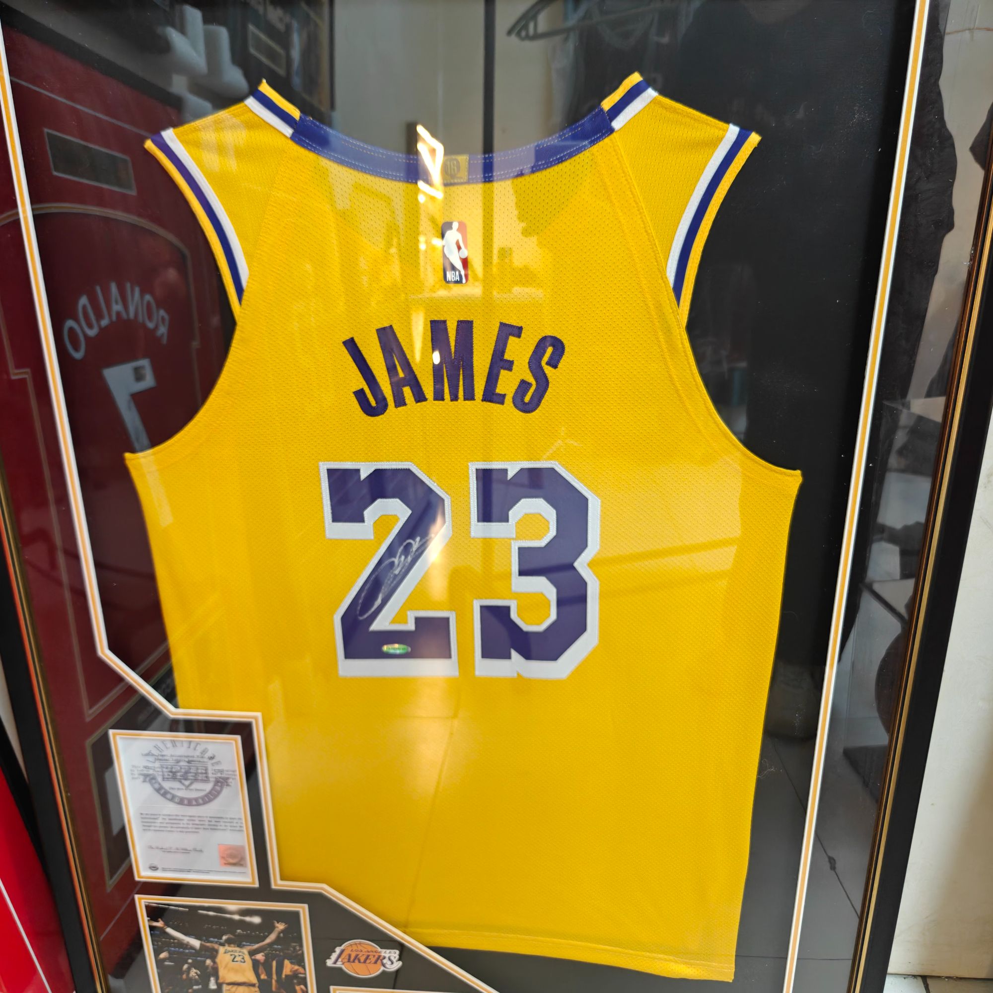 詹姆斯亲签球衣 球员版 uda认证