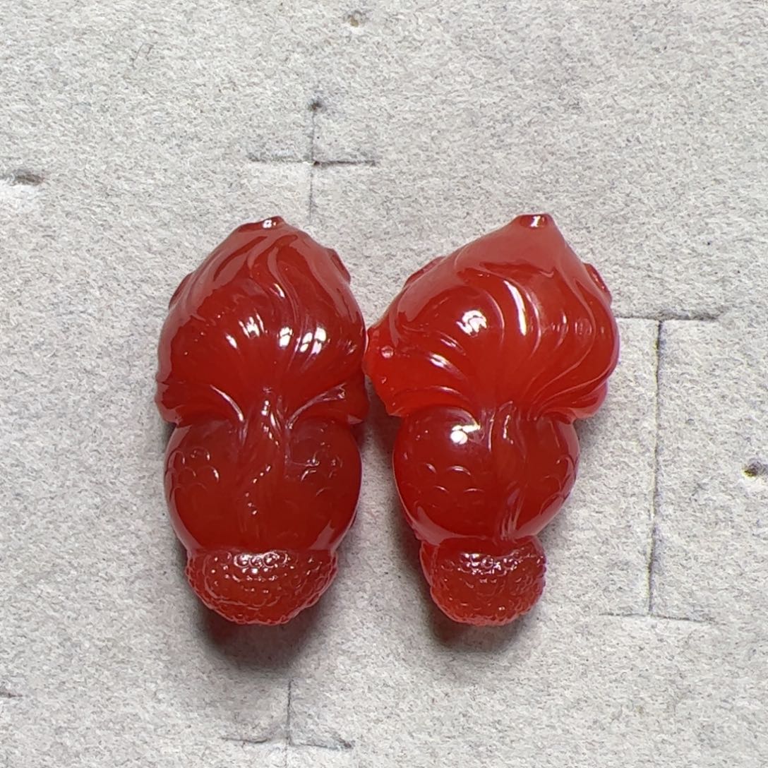 南红玛瑙冰红雕刻金鱼吊坠未镶嵌