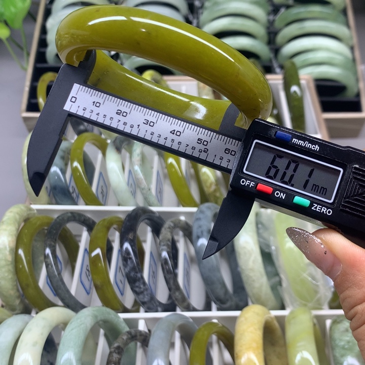 蛇纹石玉未镶嵌手镯35