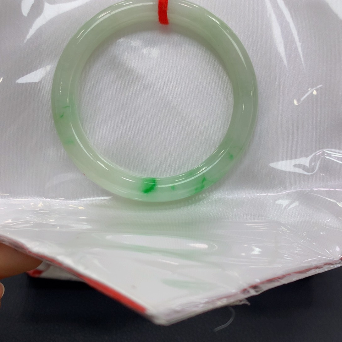 翡翠手镯未镶嵌翡翠