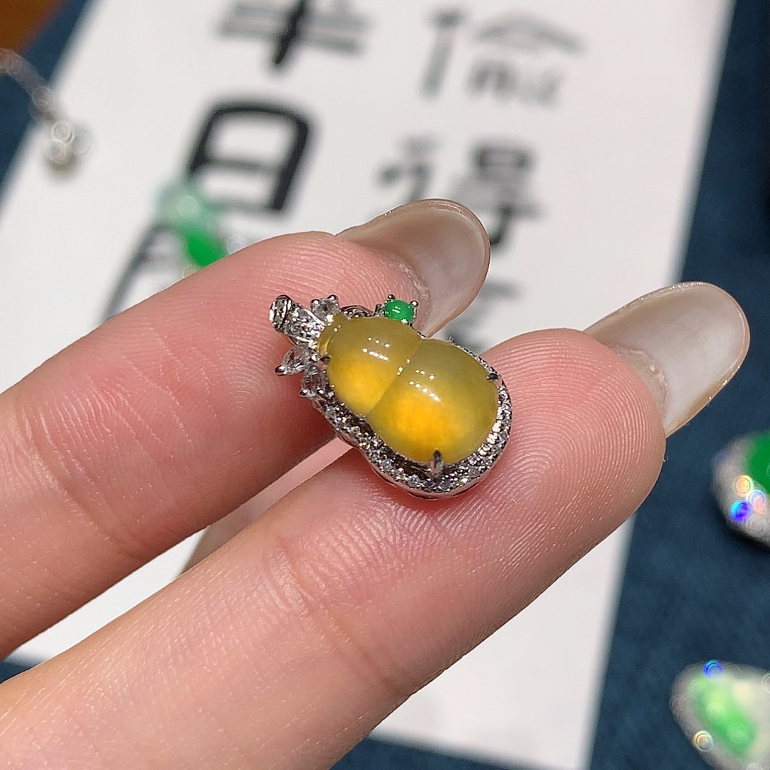 颈饰18K金镶嵌翡翠葫芦