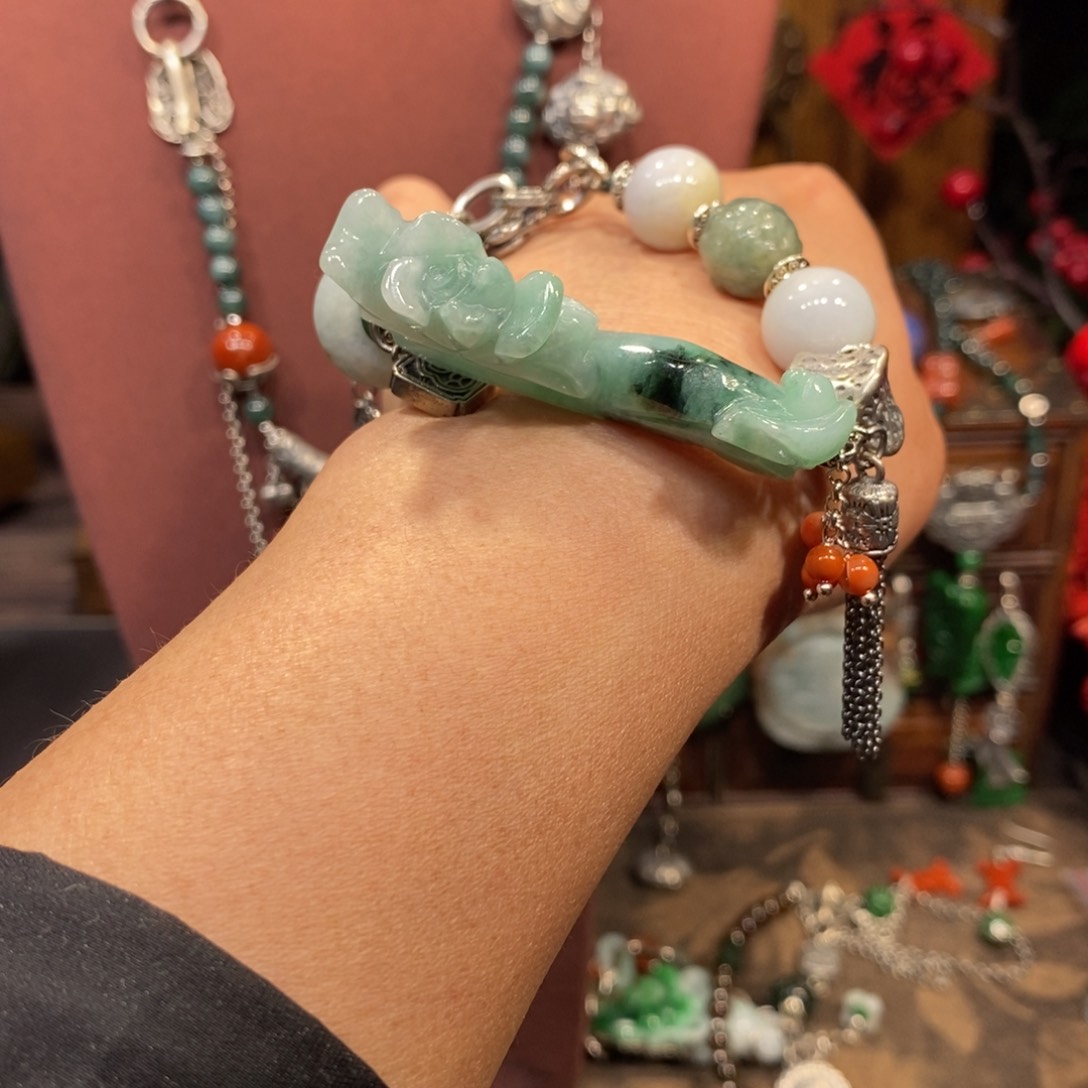 翡翠吊坠(赠链)未镶嵌