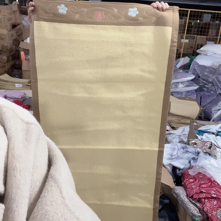 70*180卡其沙发垫刺绣边