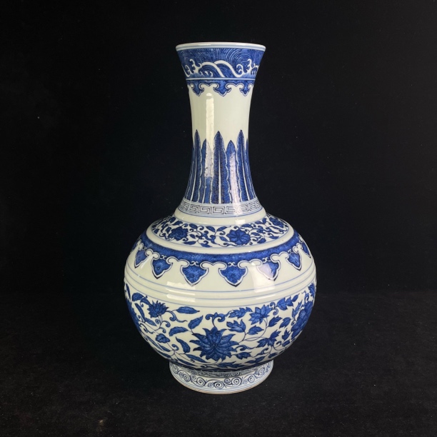 M青花缠枝莲纹玉堂春瓶