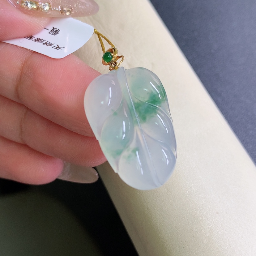【闪购商品】翡翠颈饰18K金镶嵌叶子一刀切