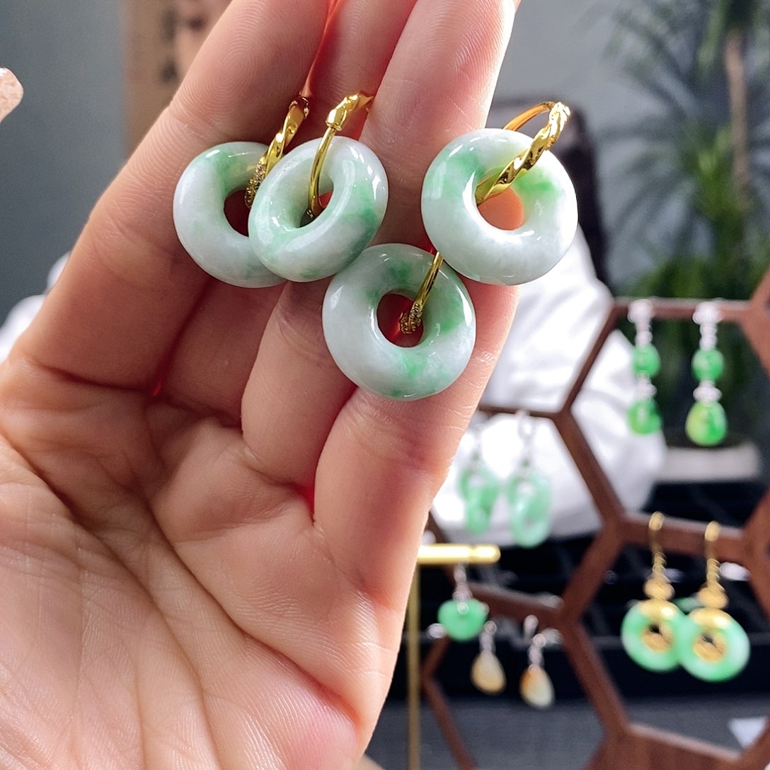 翡翠耳饰未镶嵌多样发其一