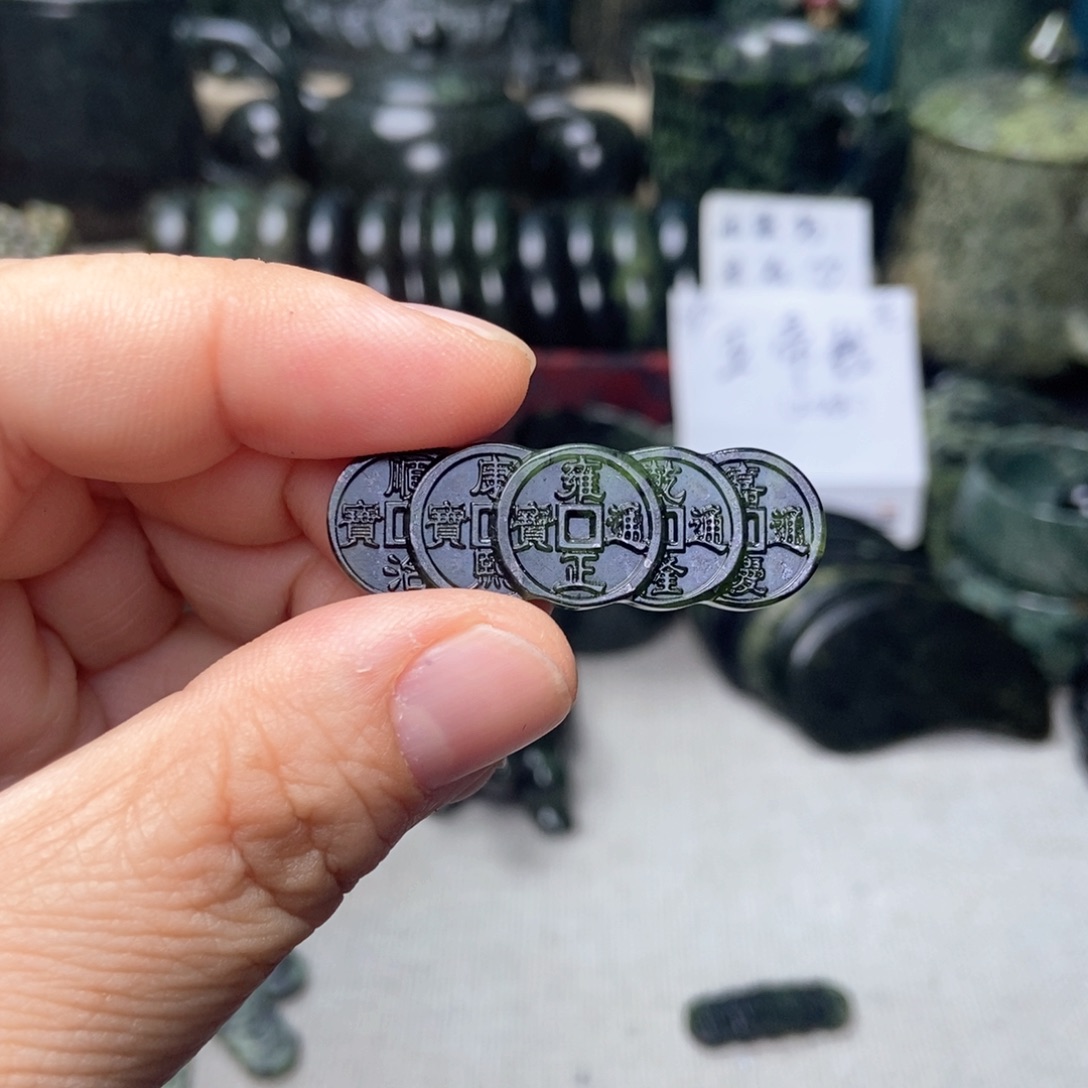 疯***选蛇纹石玉未镶嵌颈饰五帝钱