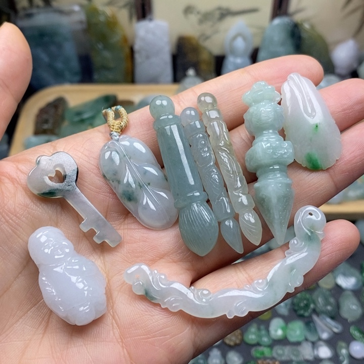 翡翠未镶嵌颈饰吊坠一个