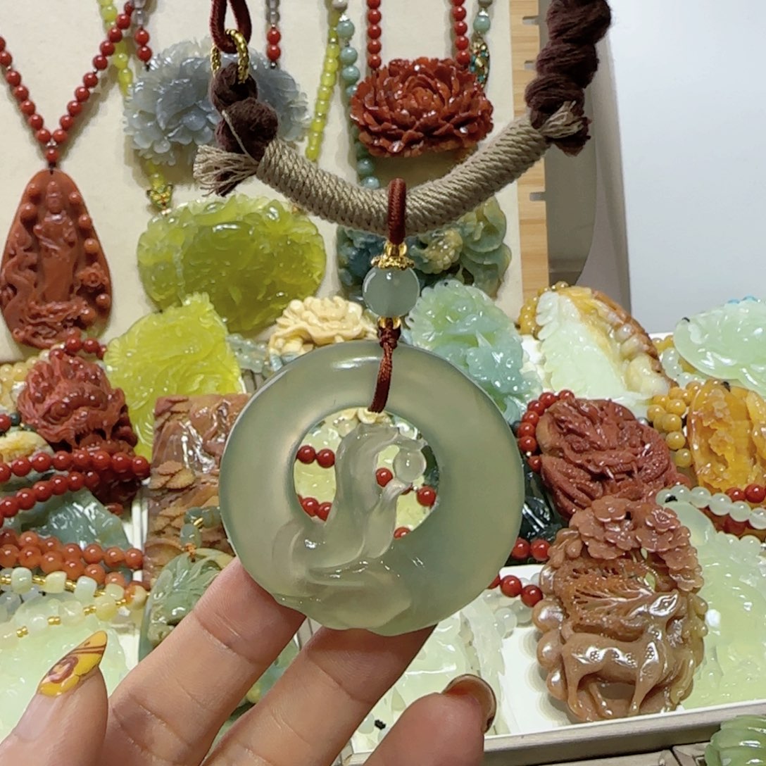 未镶嵌蛇纹石玉吊坠