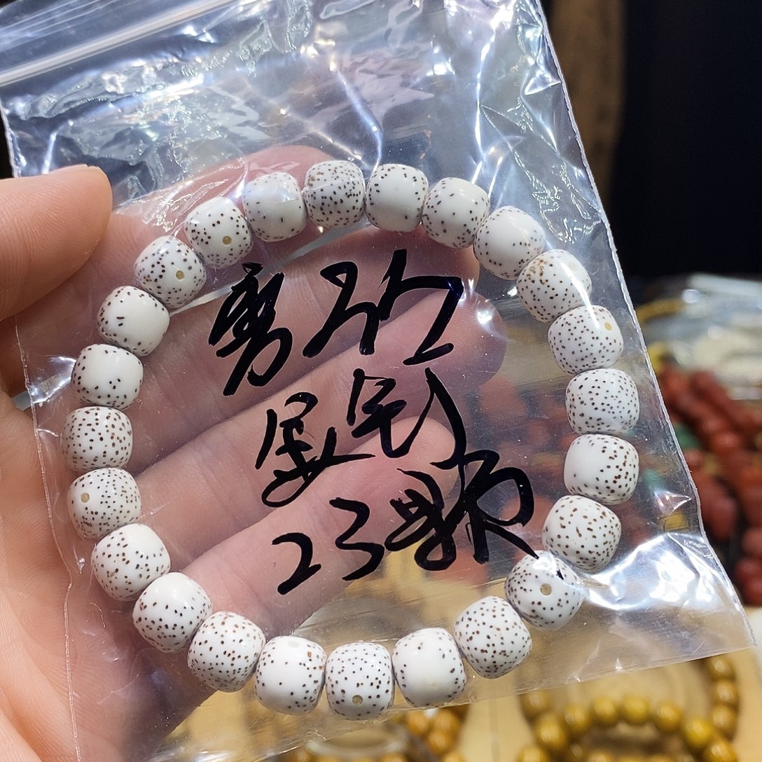 沧***粟星月菩提手串金顶