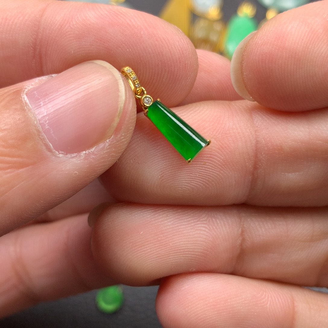 【闪购商品】颈饰18K金镶嵌翡翠我****?翡翠