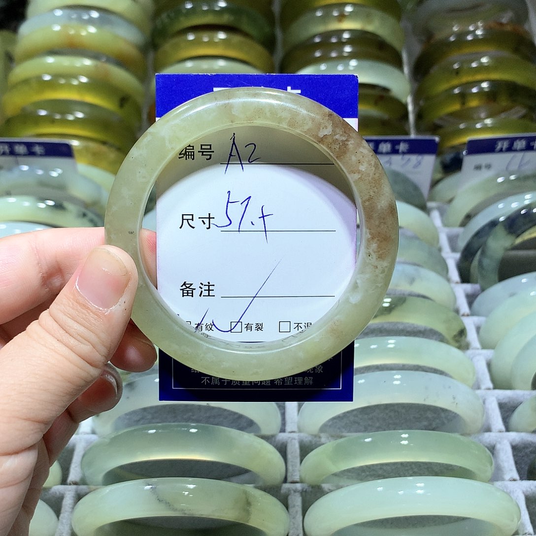 蛇纹石玉手镯未镶嵌